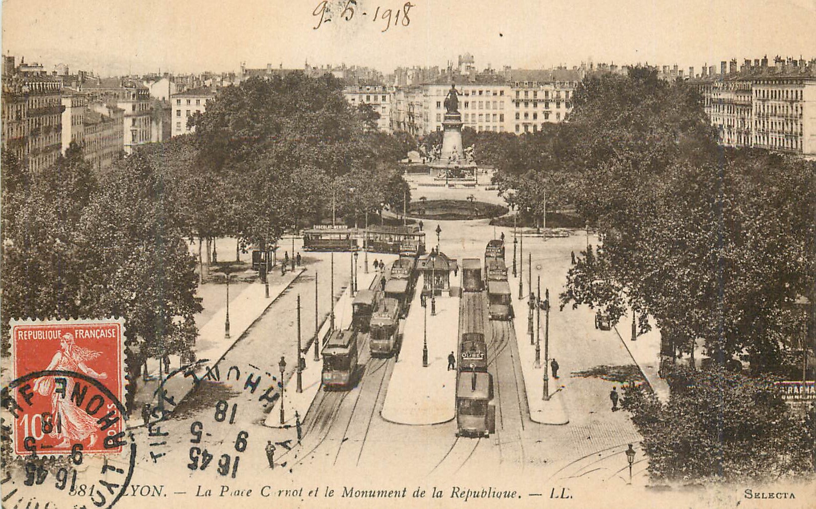 CPA Lyon La Place Carnot et le Monument de la Republique Tramway