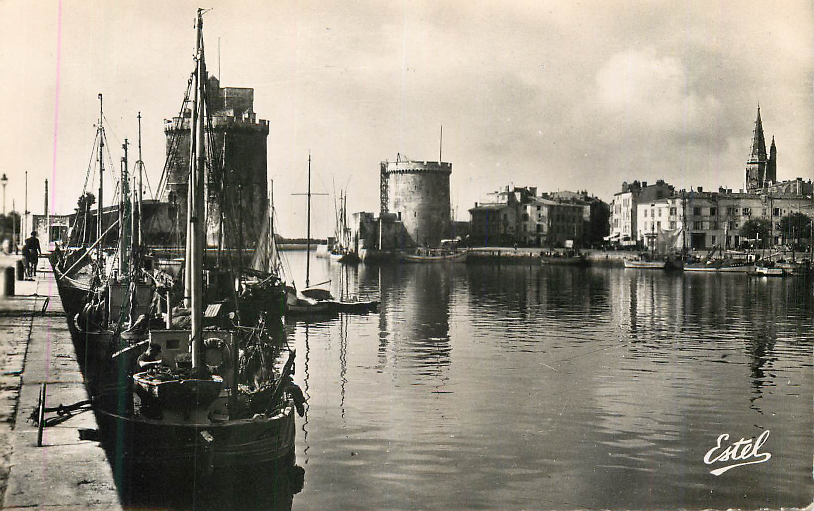 Port de La Rochelle — vue des tours et des bateaux — Estel