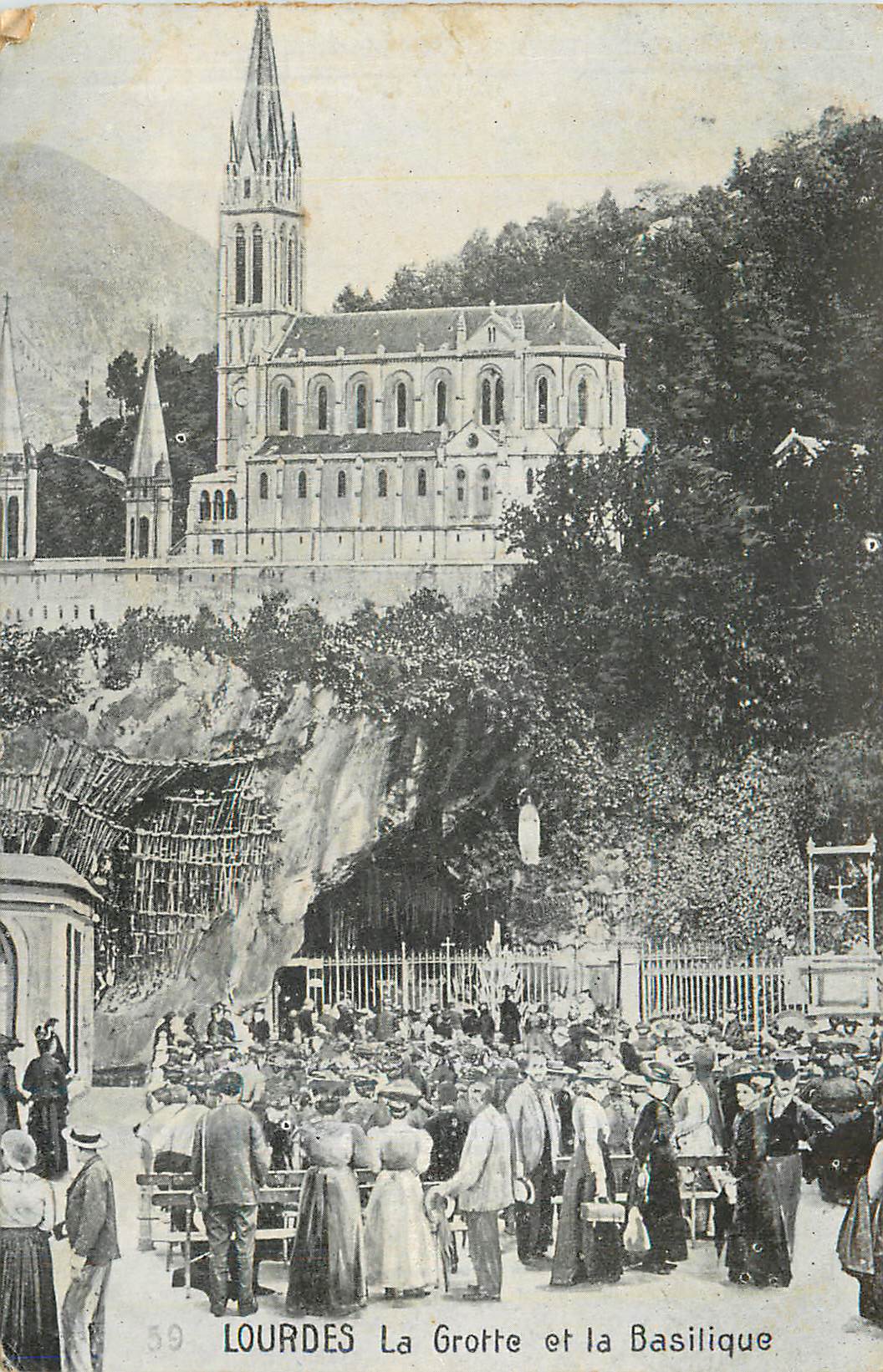 CPA Lourdes La Grotte et la Basilique