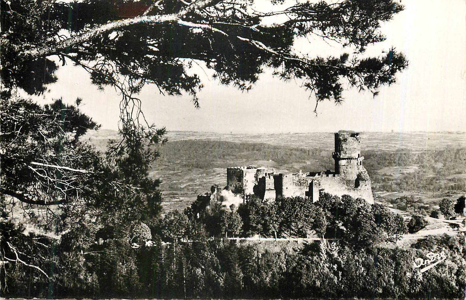 CPM Chateau de Tournoel Les Belles Provinces Francaises L'Auvergne Vu au Nord