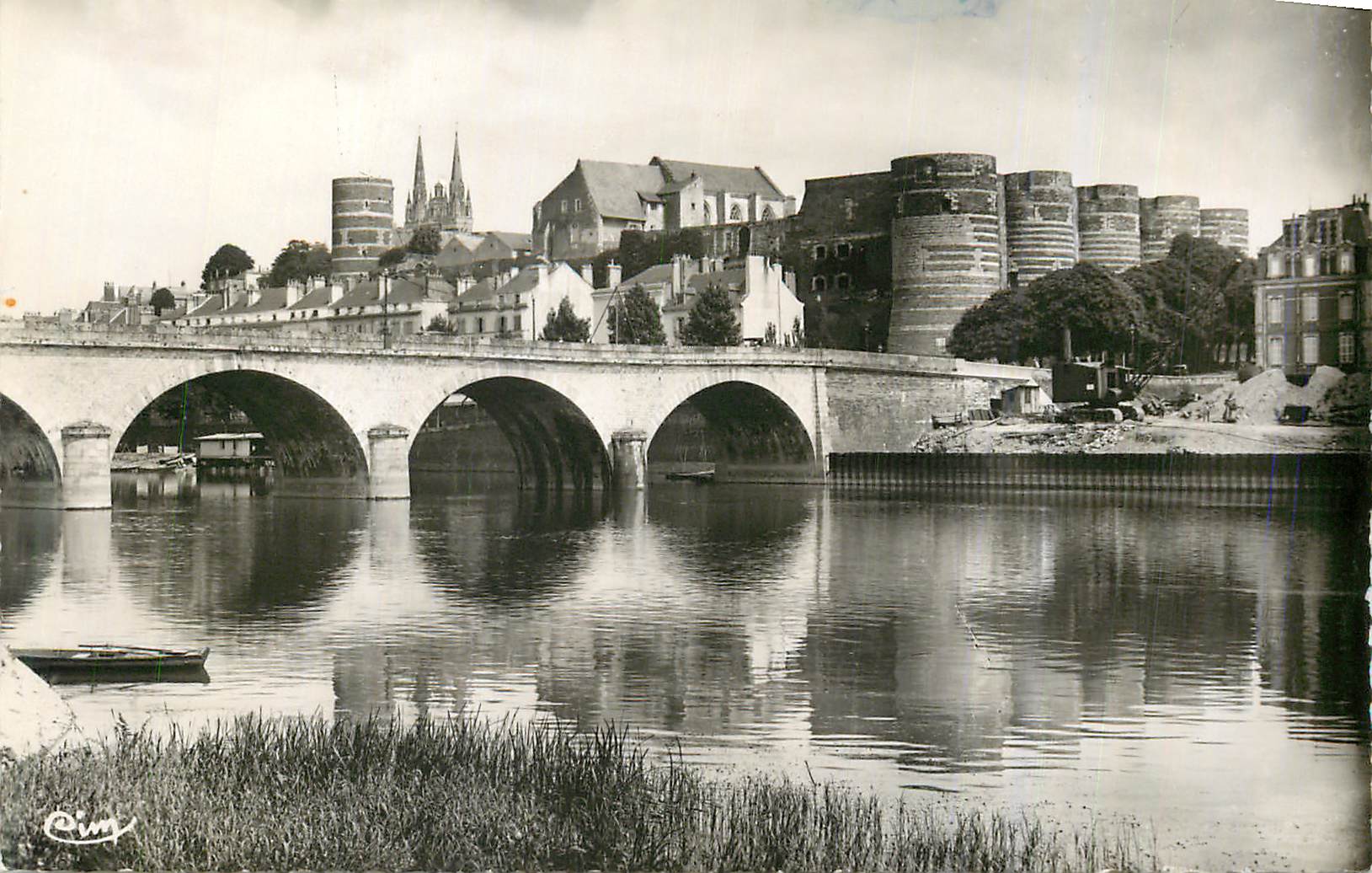 CPM Angers (M et L) Les Bords du Maine et le Chateau