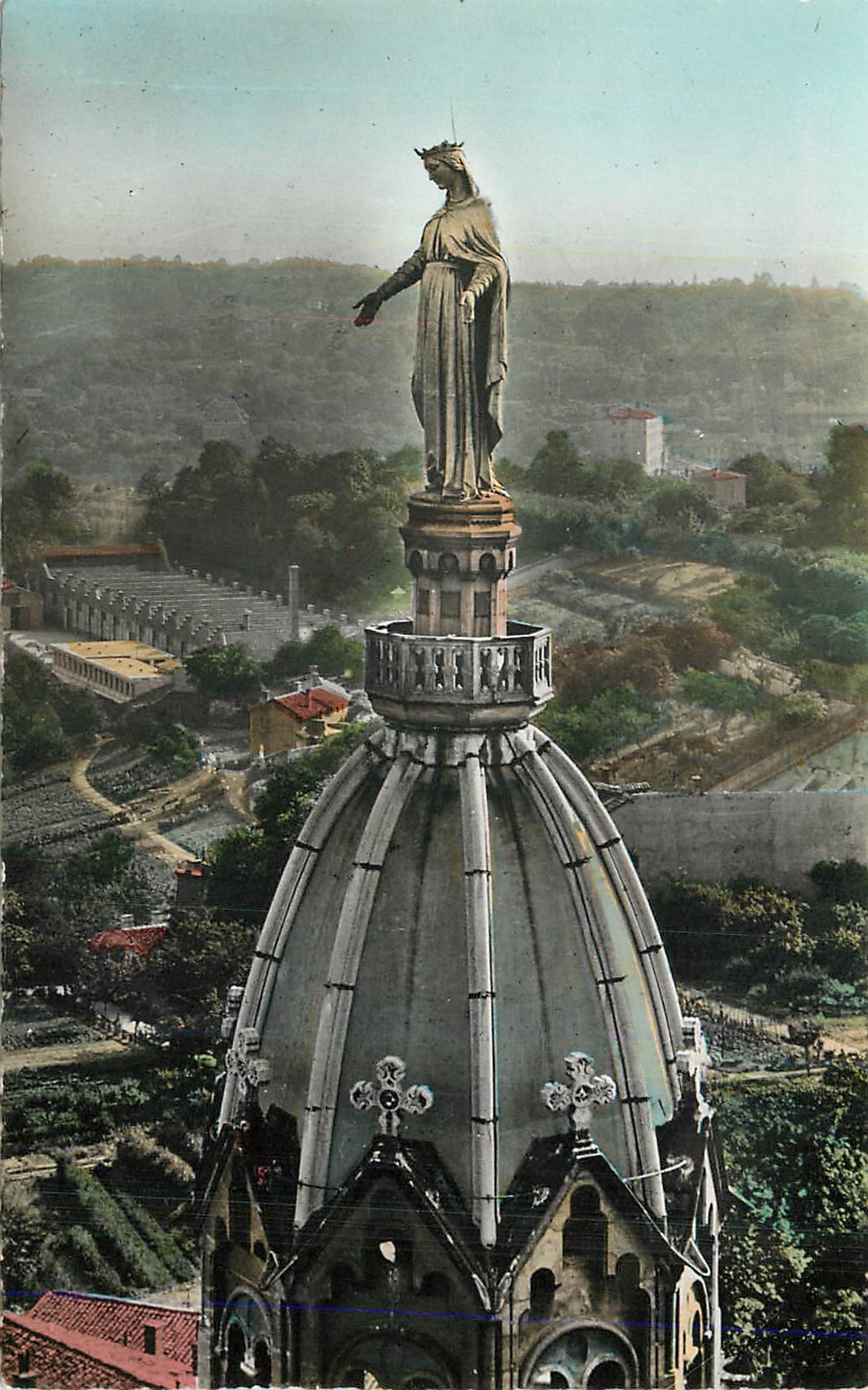 Statue de Notre-Dame — édifice religieux surmonté d'une statue — éditeur non lisible
