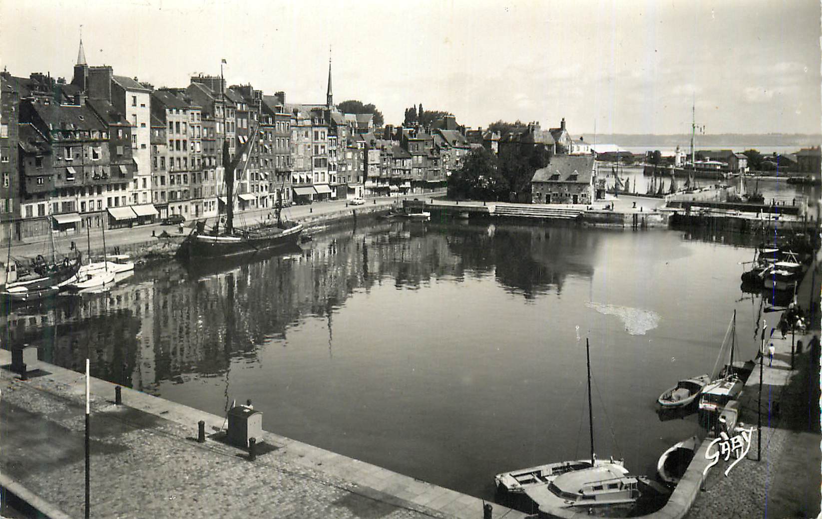 Port de Saint-Malo — vue du quai et des bateaux — Sarry
