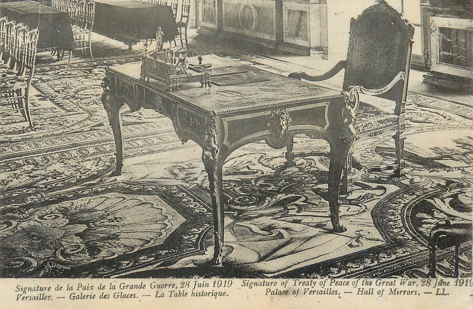 CPA Versailles Galerie des Glaces Signature de la Paix de la Grande Guerre 28 Juin 1919 La Table Historique