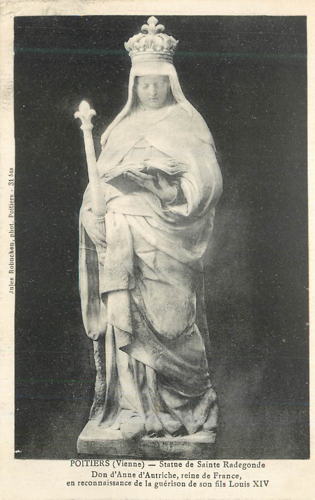 CPA Poitiers (Vienne) Statue de Sainte Radegonde Don d'Anne d'Autriche Reine de France