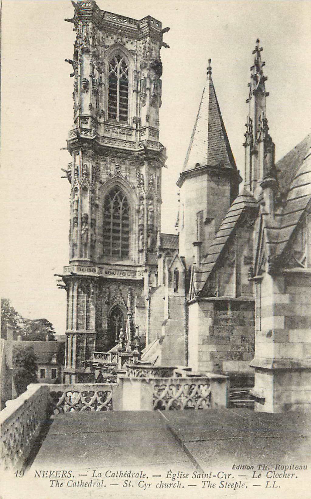 CPA Nevers La Cathedrale Eglise Saint Cyr Le Clocher