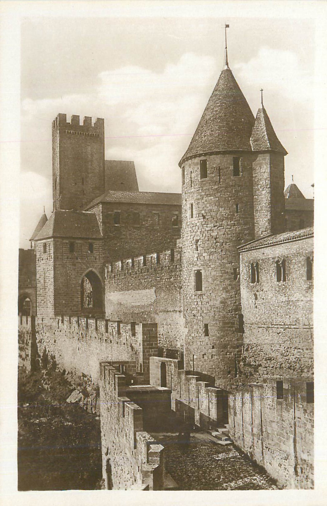 CPM Carcassonne (Cite) Le Pont Pinte Defense Exterieure du Chateau