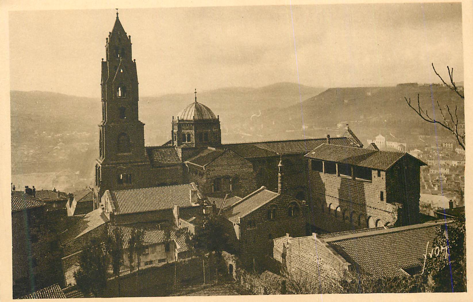 CPA Le Puy (Hte Loire) La Douce France Basilique de N D du Puy Vue Laterale