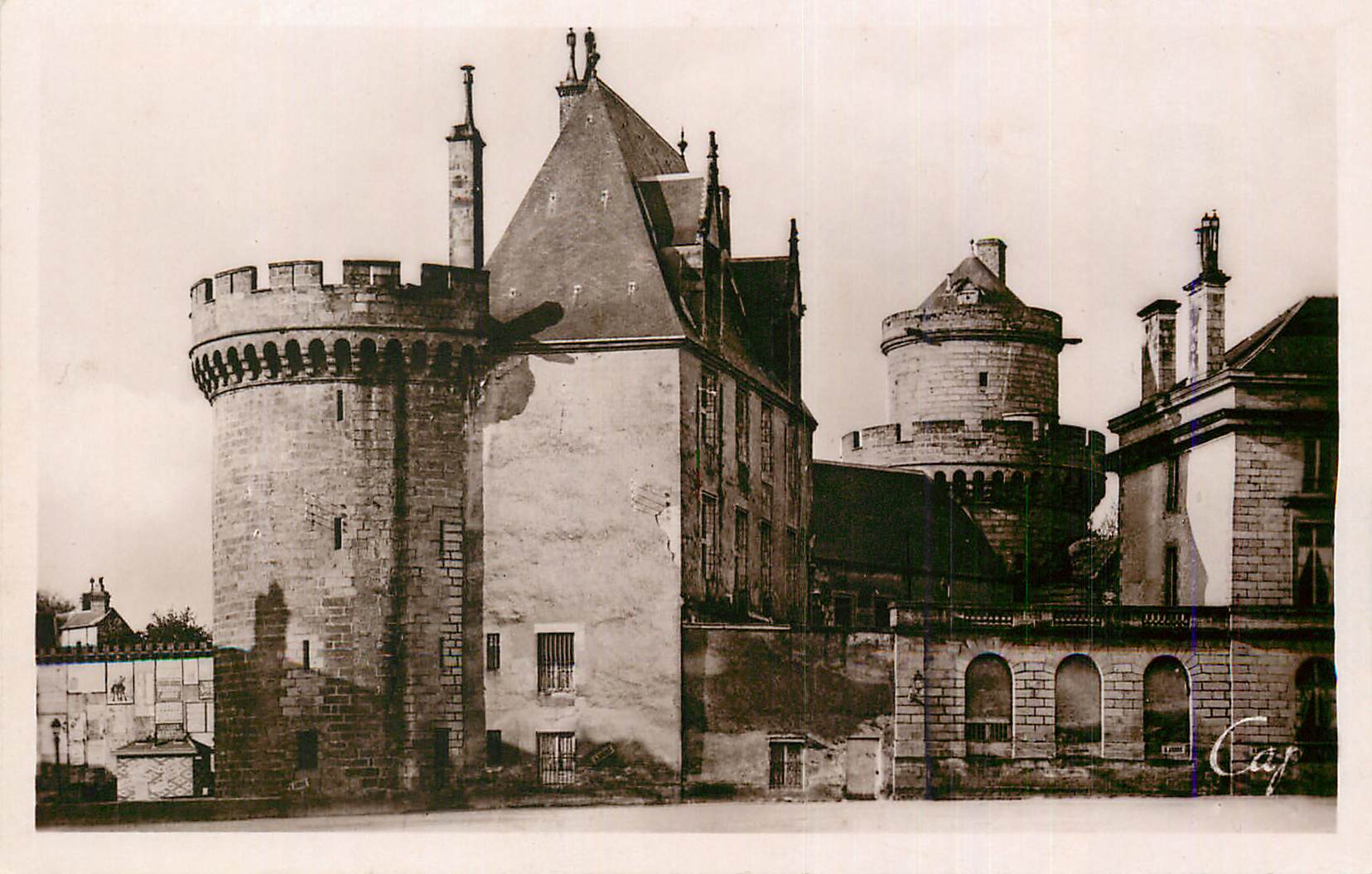 CPM Alencon Le Chateau vu de la Place Foch