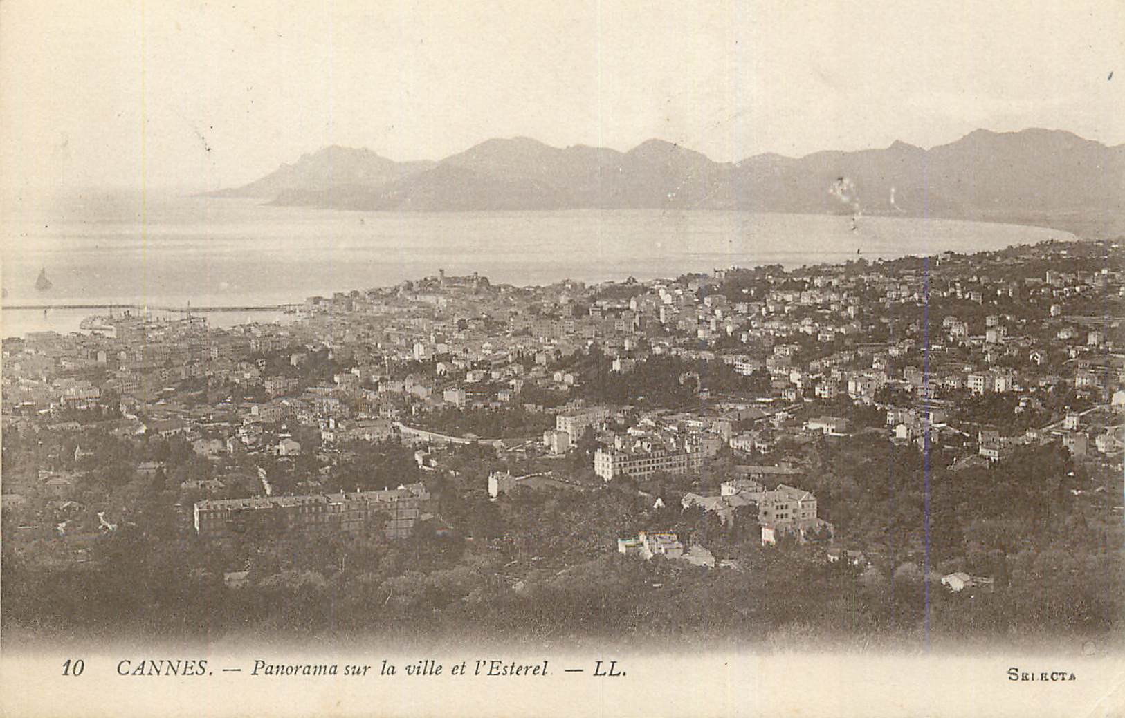 CPA Cannes Panorama sur la Ville et l'Esterel