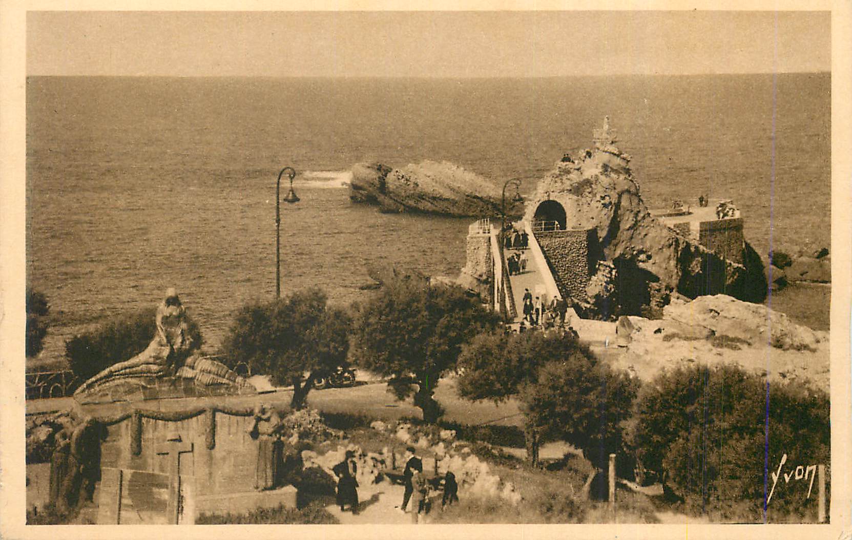 CPA Biarritz (Basses Pyrenees) Le Rocher de la Vierge vu du Semaphore