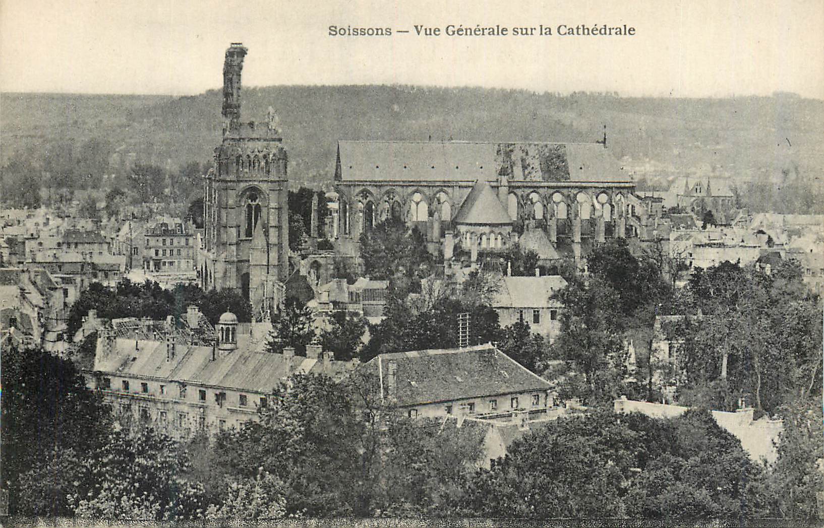CPA Soissons Vue Generale sur la Cathedrale