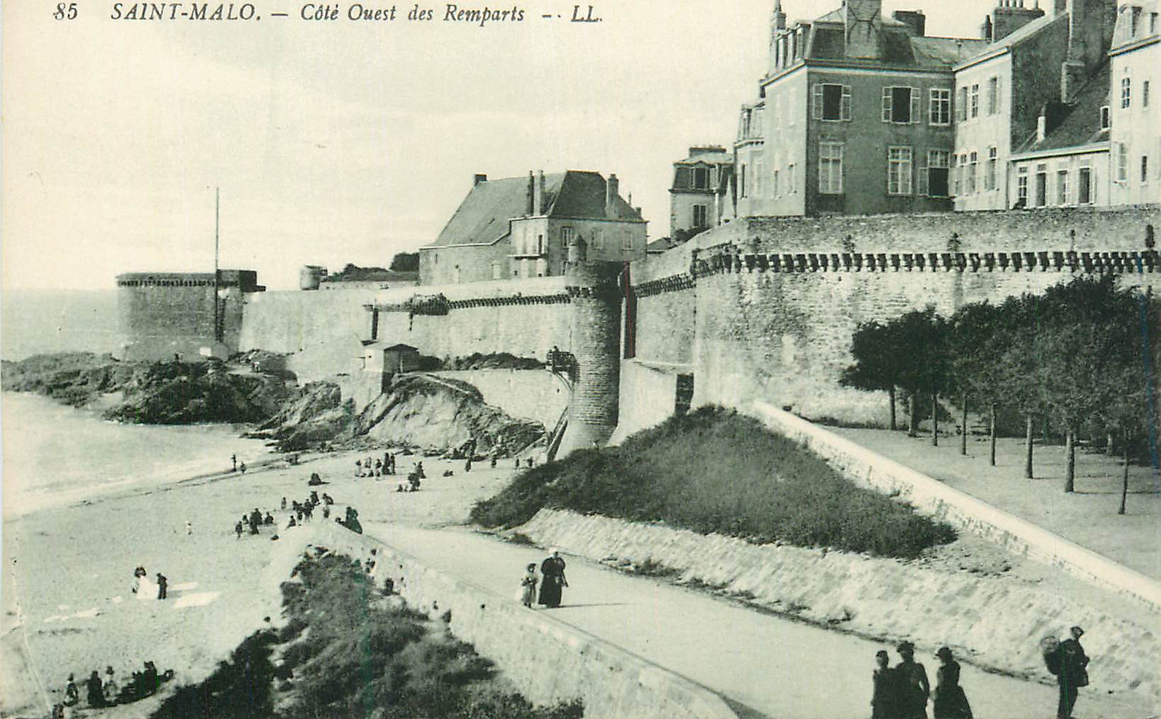 SAINT-MALO. — Côté Ouest des Remparts — LL.