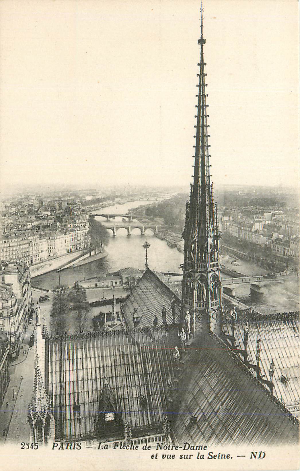 CPA Paris La Fleche de Notre Dame et Vue sur la Seine