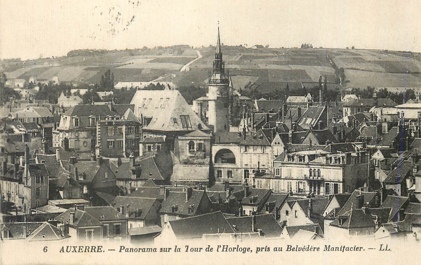 Auxerre — Panorama sur la Tour de l'Horloge, pris au Belvédère Manifacier — LL.