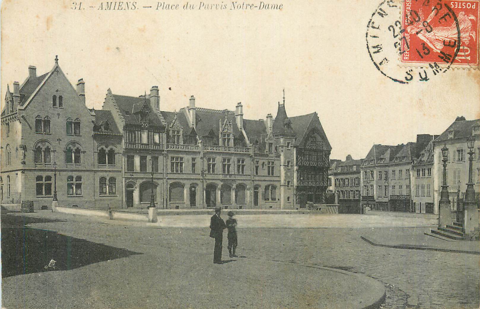 CPA Amiens Place du Parvis Notre Dame