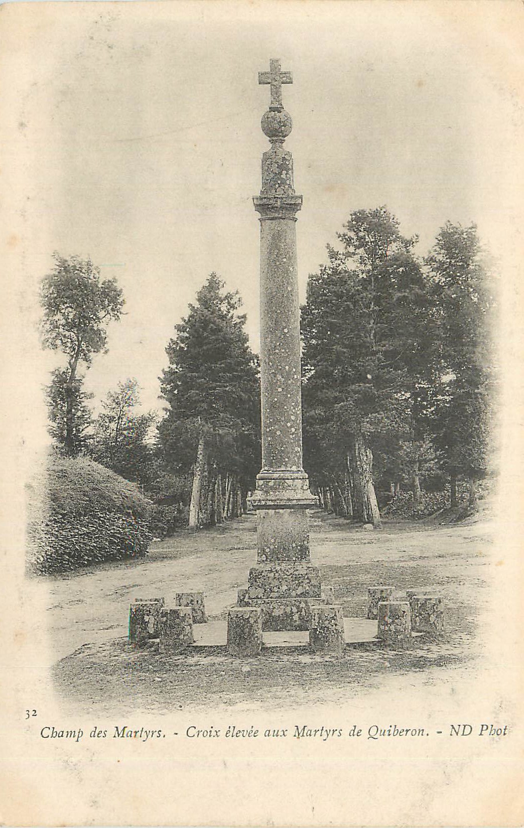 CPA Champ des Martyrs Croix Elevee aux Martyrs de Quiberon (carte 1900)