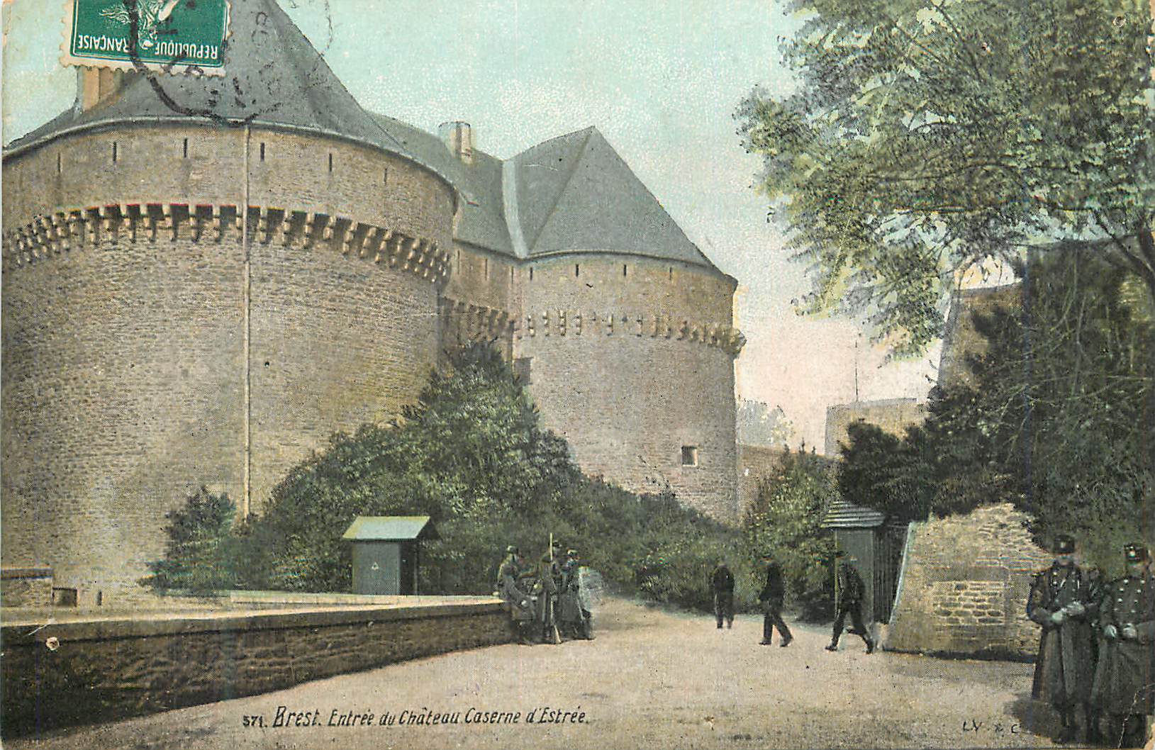 CPA Brest Entree du Chateau Caserne d'Estree Militaria
