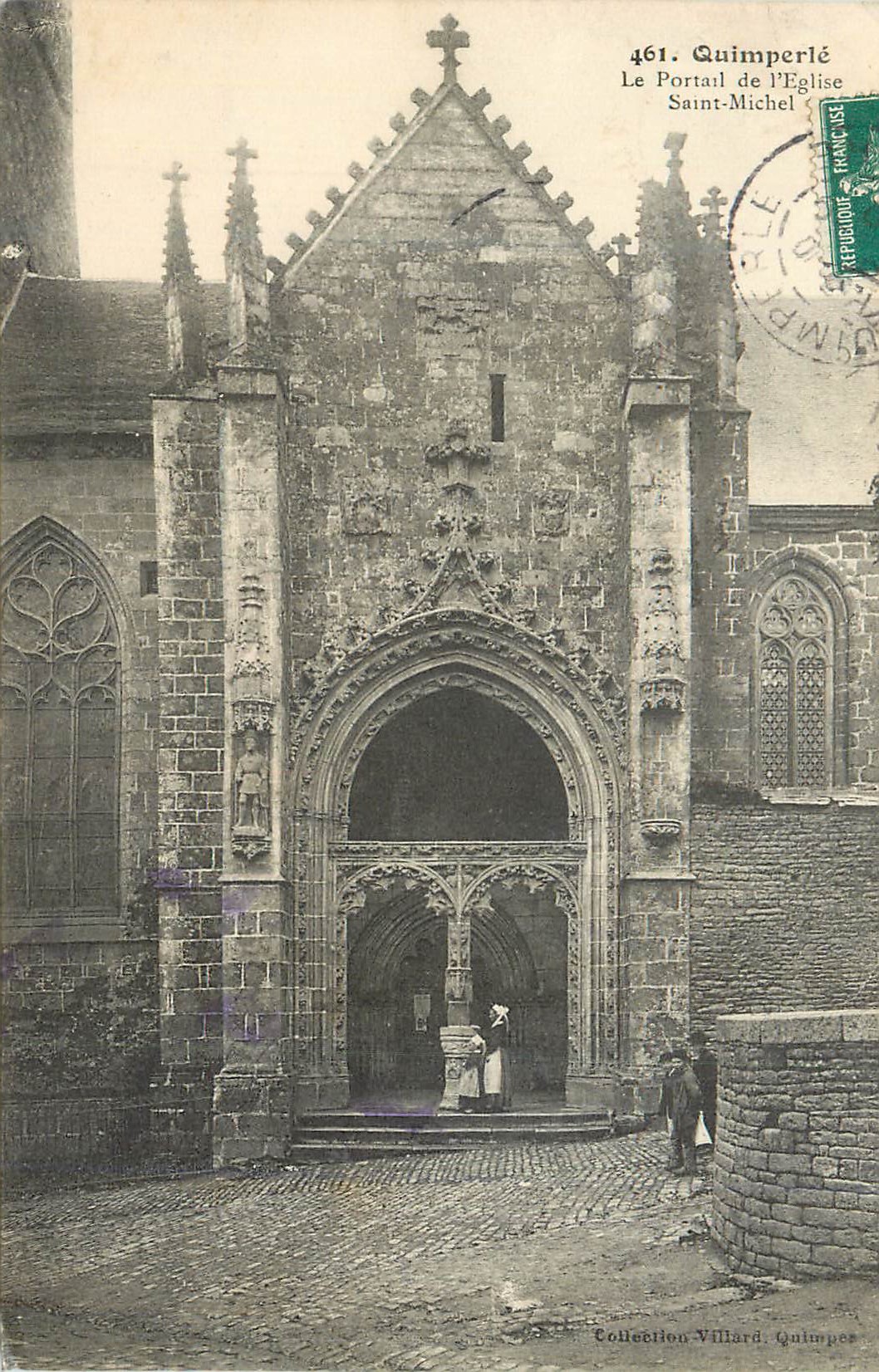 CPA Quimperle Le Portail de l'Eglise Saint Michel Folklore