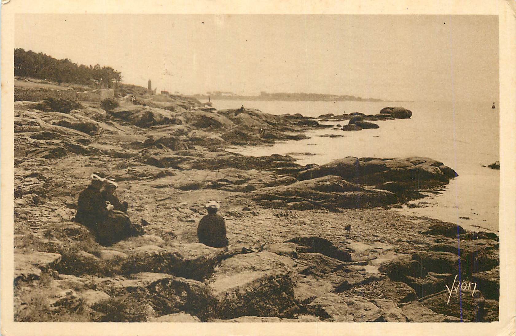 CPA Concarneau (Finistere) Bretagne La Douce France La Cote a l'Entree du Port Folklore