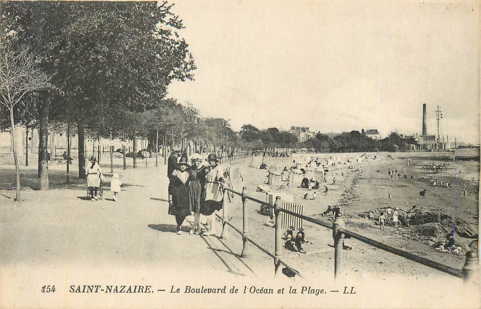 CPA Saint Nazaire Le Boulevard de l'Ocean et la Plage