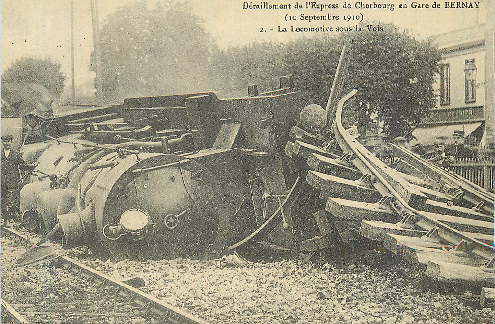 Déraillement de l'Express de Cherbourg en Gare de BERNAY — 10 Septembre 1910 — La Locomotive sous la Voie — Éditions de la Gare de Bernay