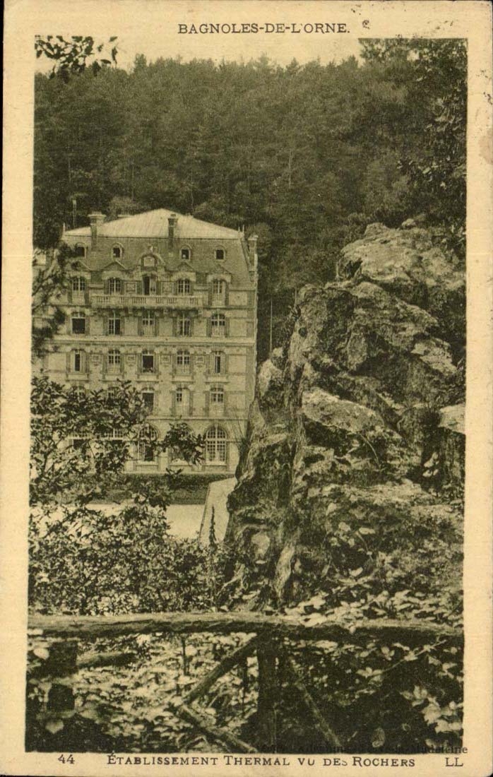 Bagnoles-de-l'Orne — Istituto Termale visto dai Rochers — LL