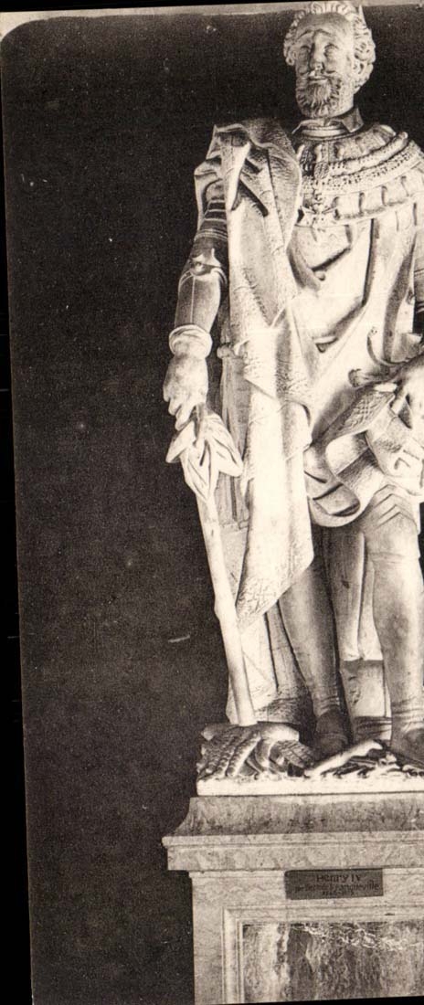 Pau CPA Le chateau Statue de Henri IV par Francheville