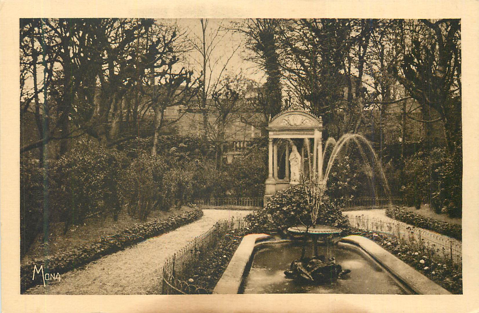 CPA Maison des Augustines rue de la Sante Paris Edicule et statue de la sainte Vierge
