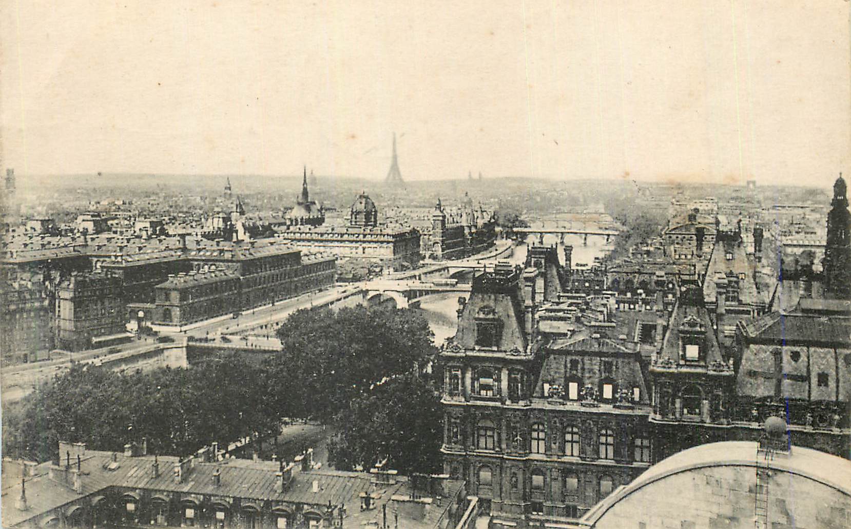 Luftbild von Paris – Eiffelturm sichtbar – Verlag unbekannt