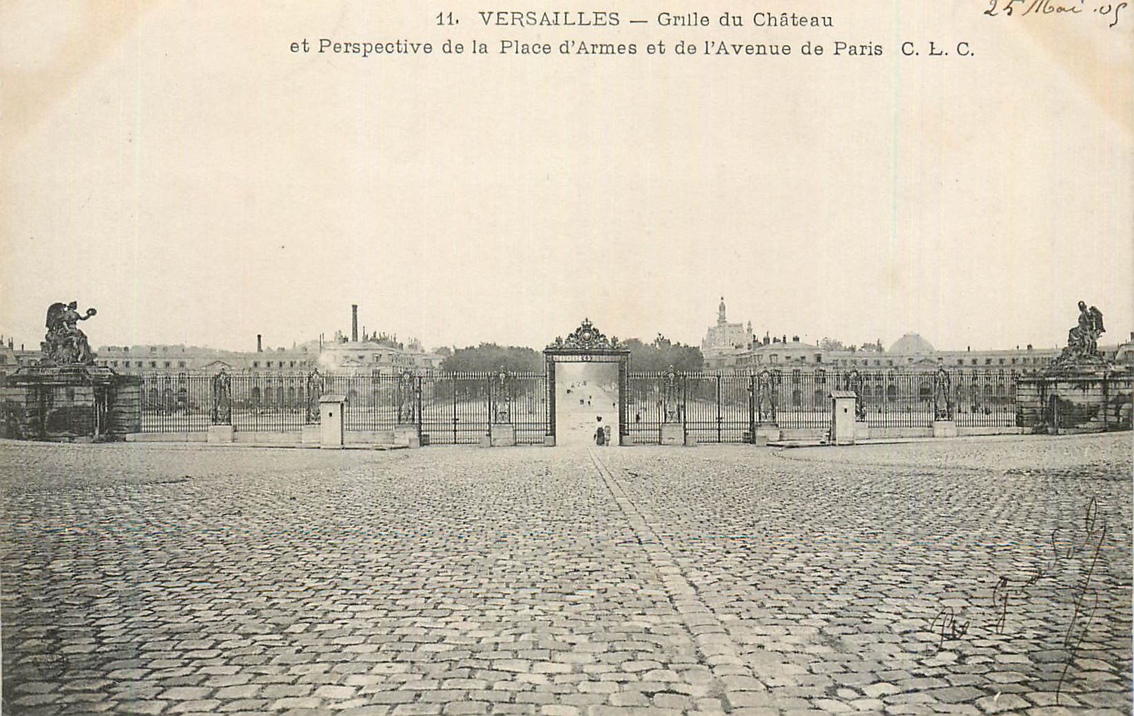 CPA Versailles Grille du Chateau et Perspective de la Place d Armes et de l Avenue de Paris C L C
