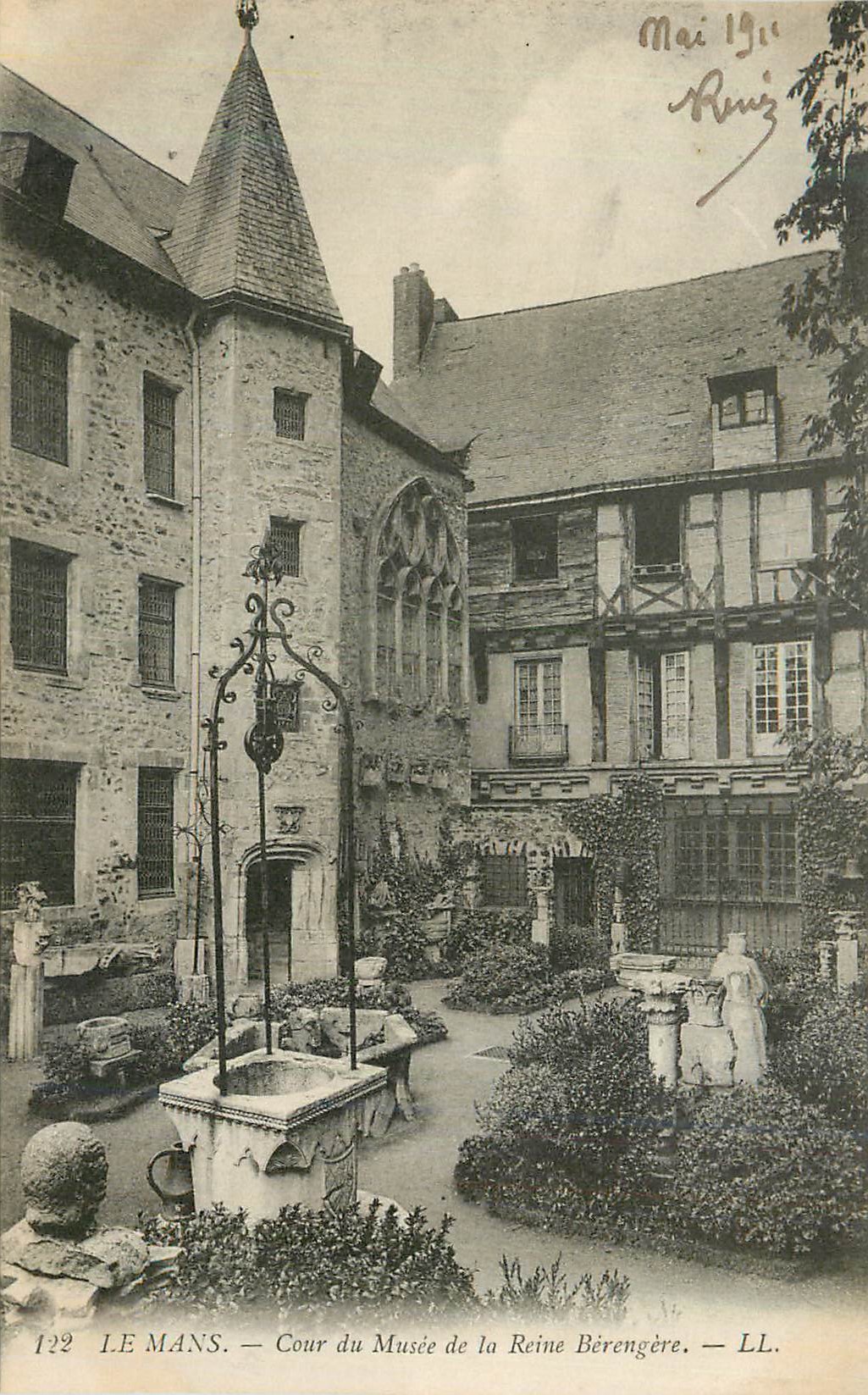 CPA Le Mans Cour du Musee de la Reine Berengere