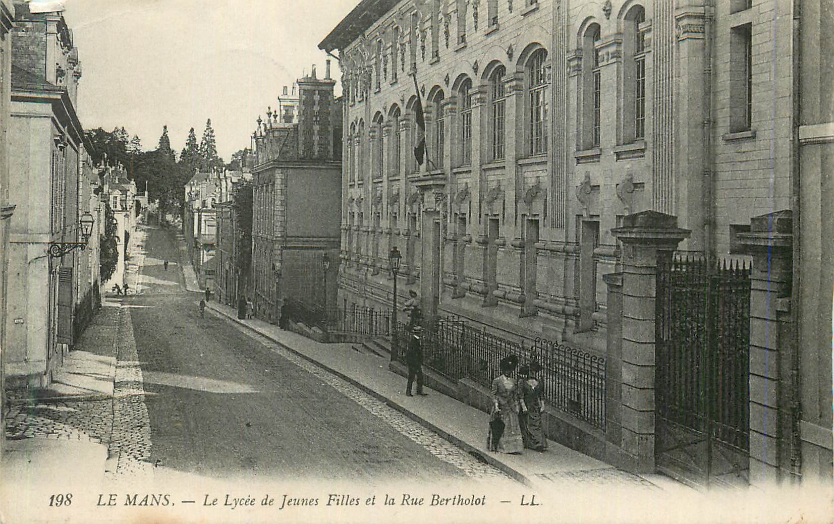 CPA Le Mans Le Lycee de Jeunes Filles et la Rue Bertholol