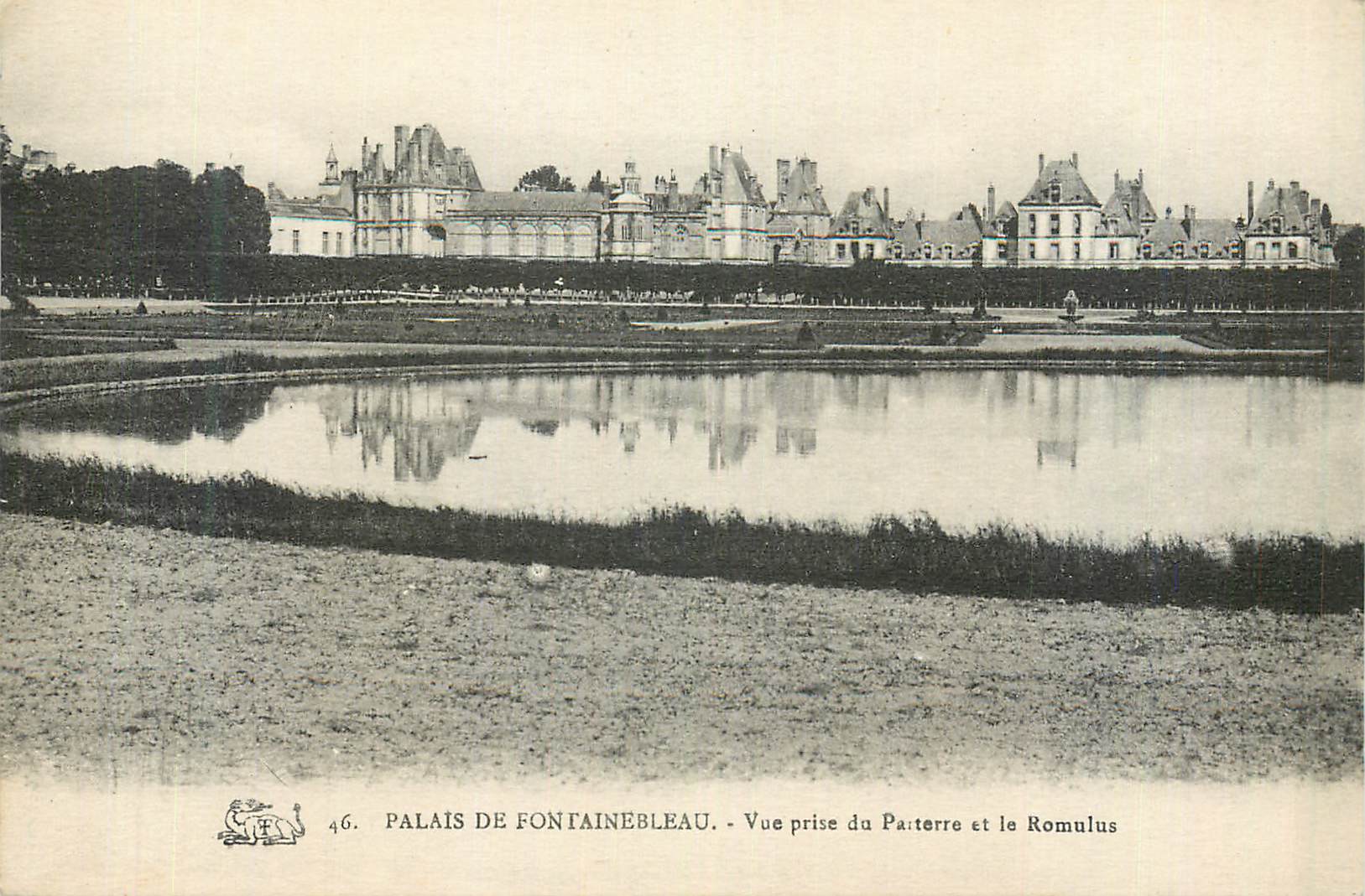 Palais de Fontainebleau — Vue prise du Paterne et le Romulus — Éditeur : J. E. (logo visible)