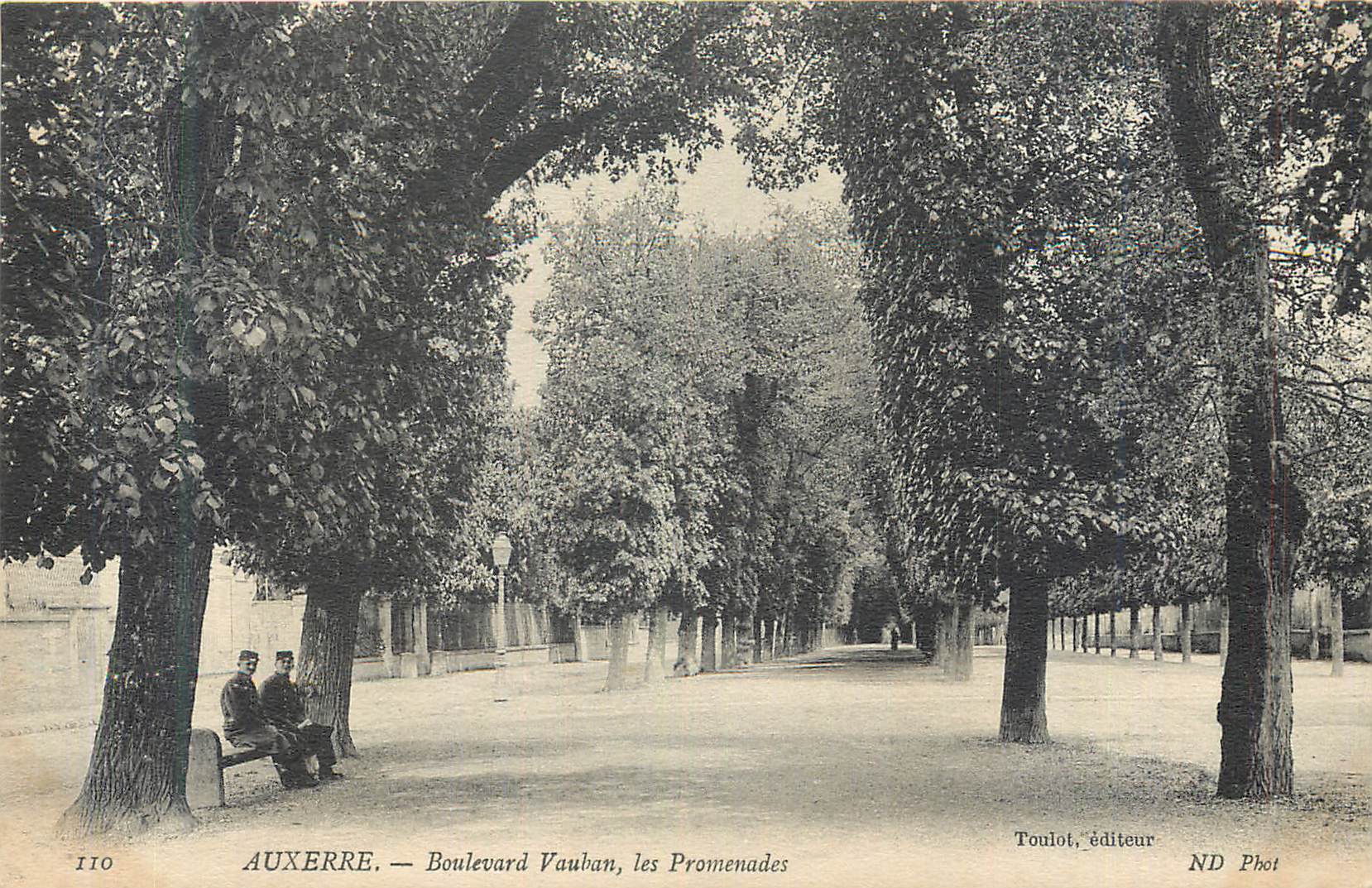 CPA Auxerre Boulevard Vauhan les Promenades