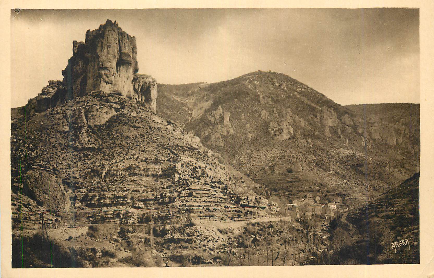 Arcera — paysage montagneux avec rocher dominant — éditeur ARGRA, n° de série non visible