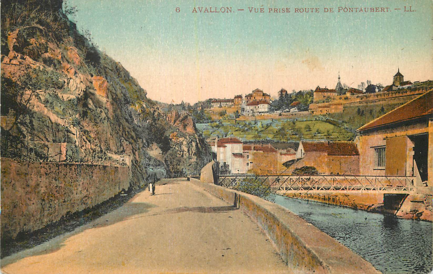 CPA Avallon Vue prise route de pontauberv