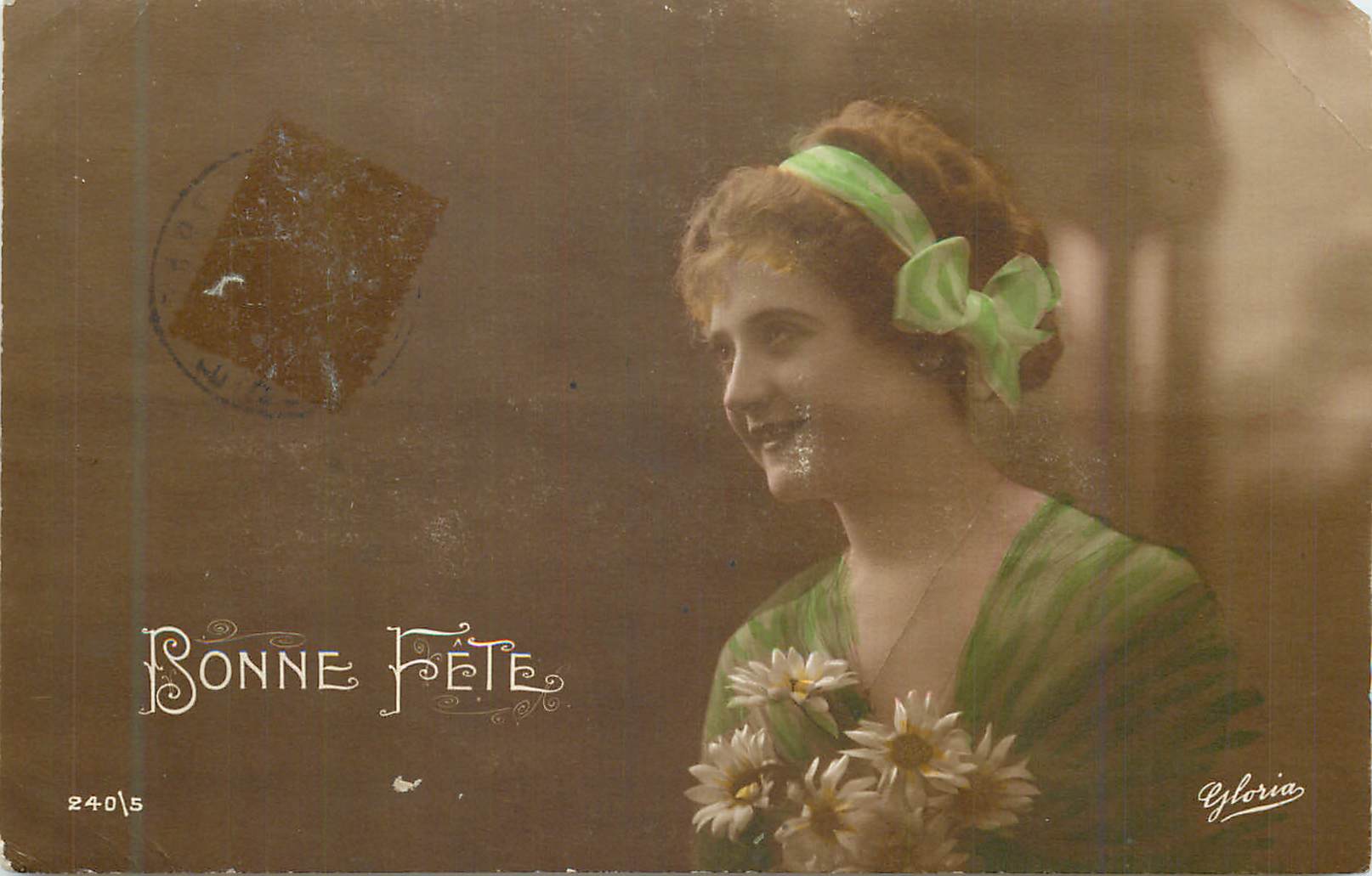 Femme souriante avec bouquet de marguerites — Bonne Fête — Éditeur Gloria, n° 240/5