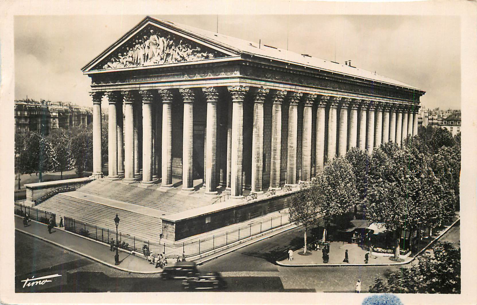 CPM Paris La Madeleine D un aspect de Temple grec une impossante colonnade en fait le tour