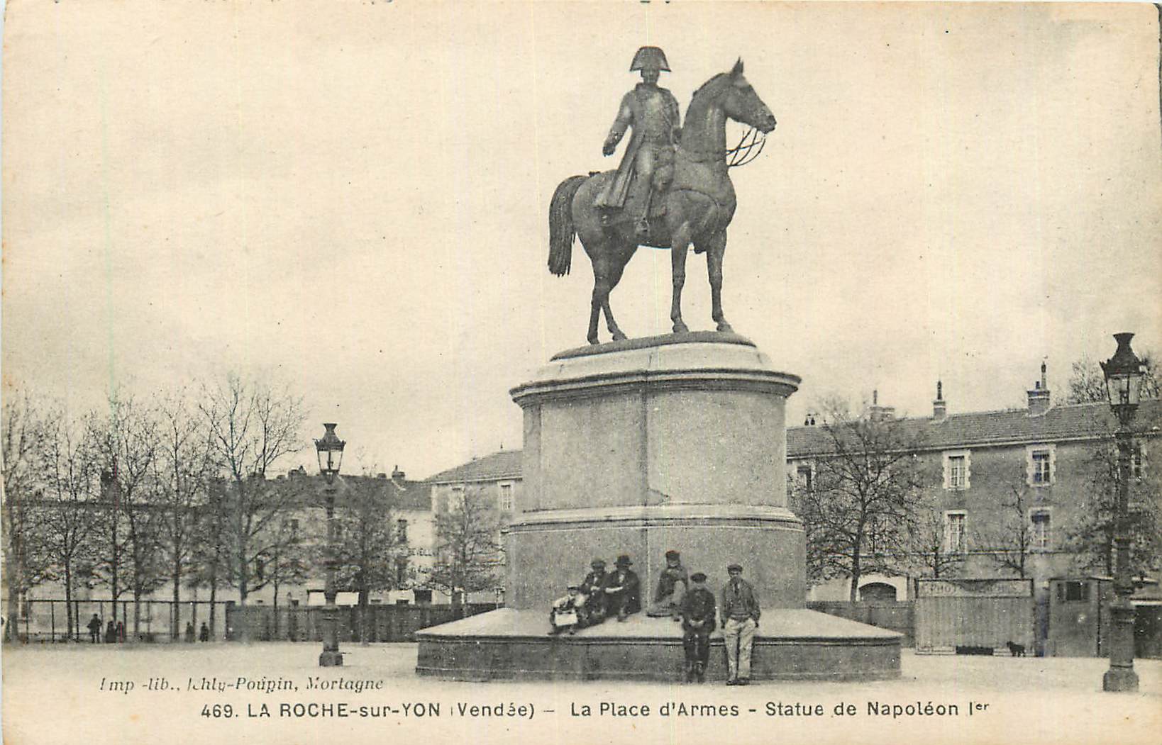 CPA La Roche sur Yon Vendee La Place d Armes Statue de Napoleon