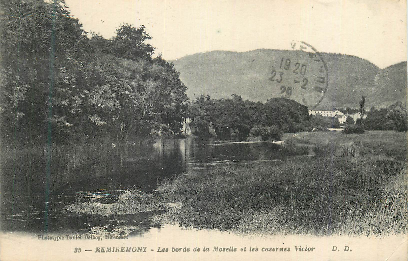 CPA Remiremont Les bords de la Moselle et les casernes Victor