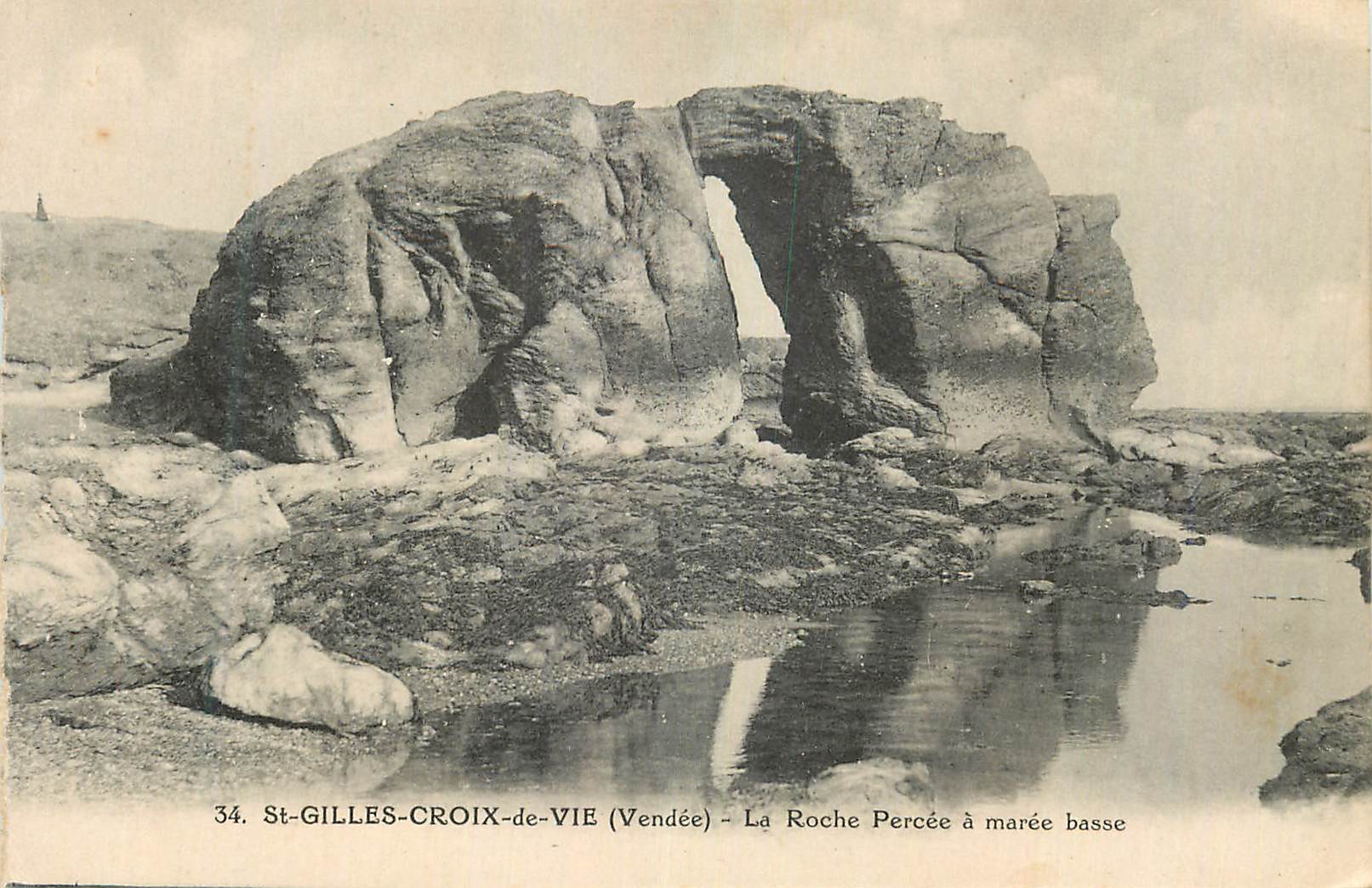 CPA St Gilles Croix de Vie Vendee La Roche Percee a maree basse