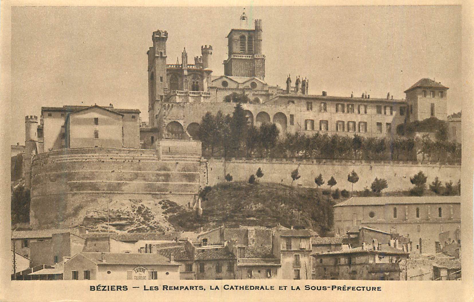 CPA Beziers Les Remparts La Cathedrale et la Sous Prefecture