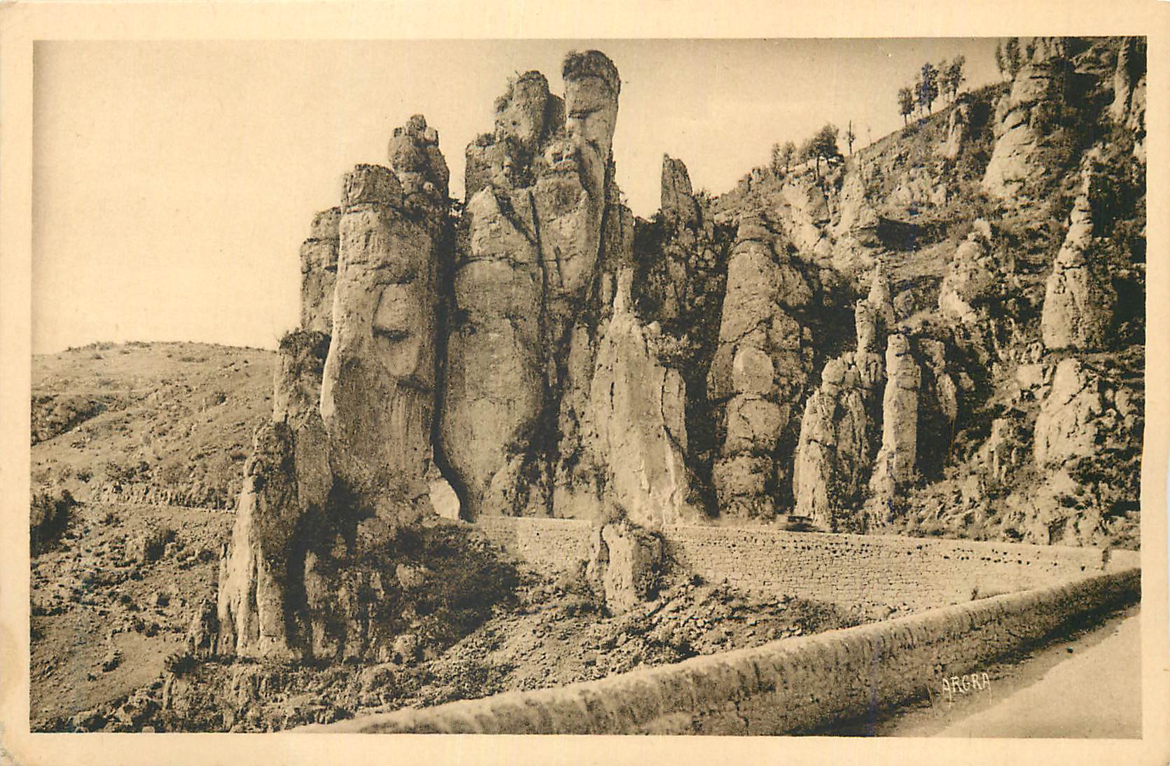 Arcora — Rochers de la route — éditeur inconnu, n° de série non visible