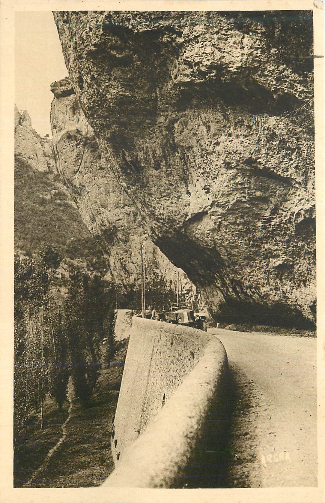 Route encaissée dans un canyon — vue de Pegna — éditeur inconnu