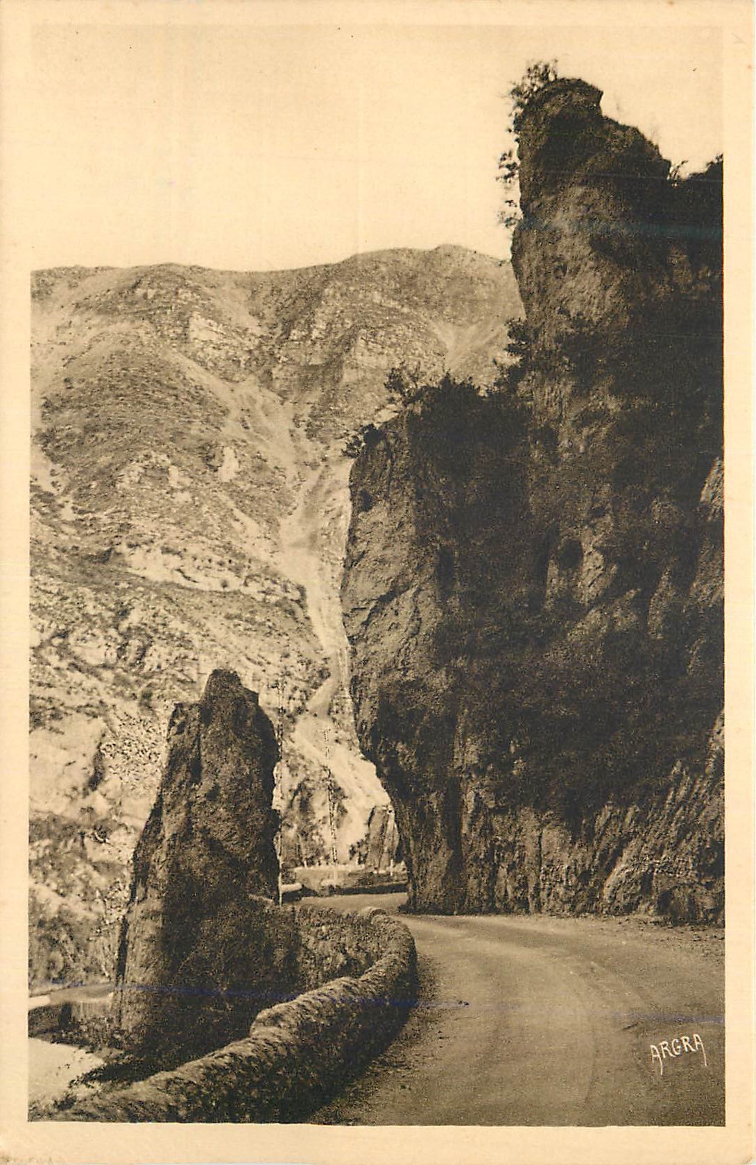 Route encaissée entre falaises — Argra — éditeur ARGRA