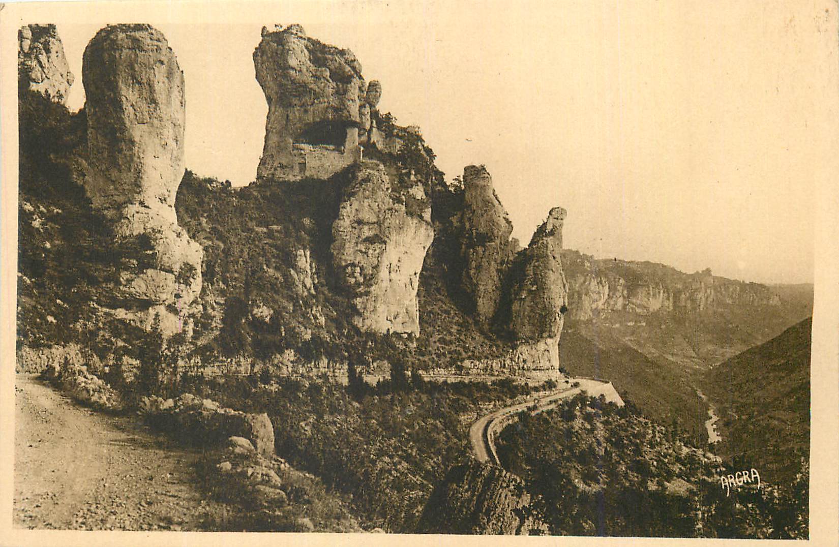 Arcra — Vue des falaises et route sinueuse — éditeur ARCRA