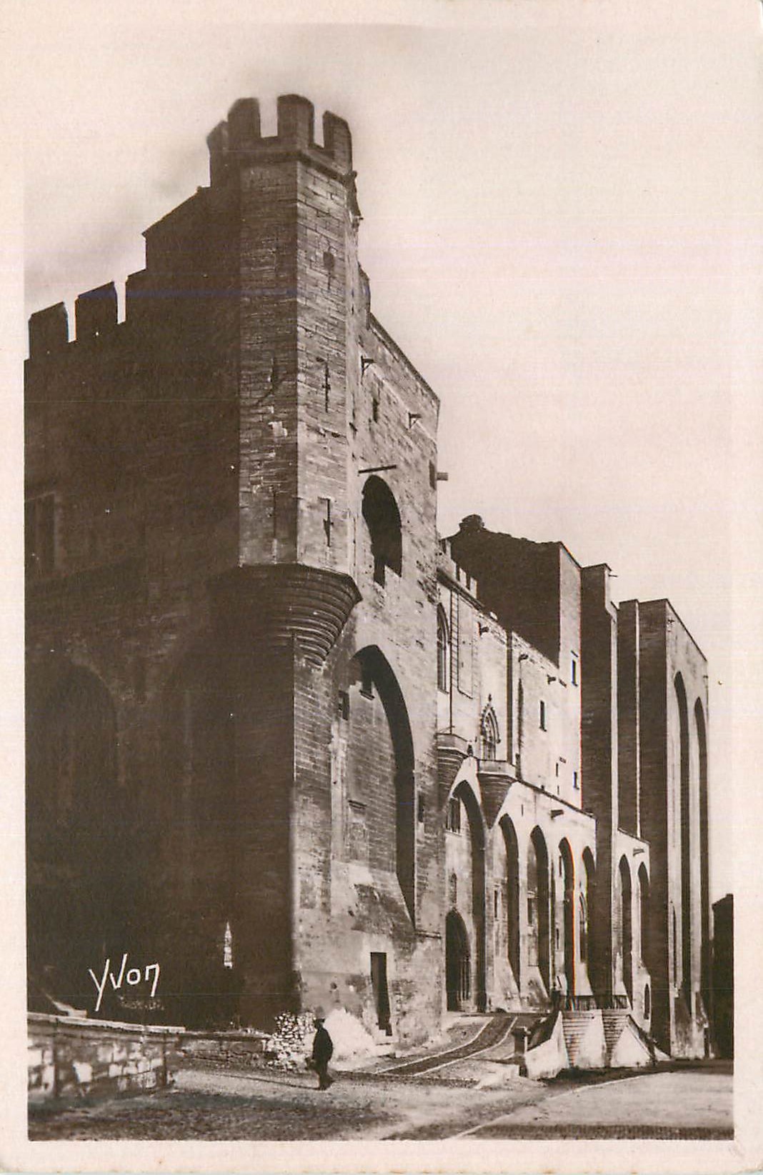 CPM La Douce France Avignon Vaucluse Le Palais des Papes La Tour de Angle