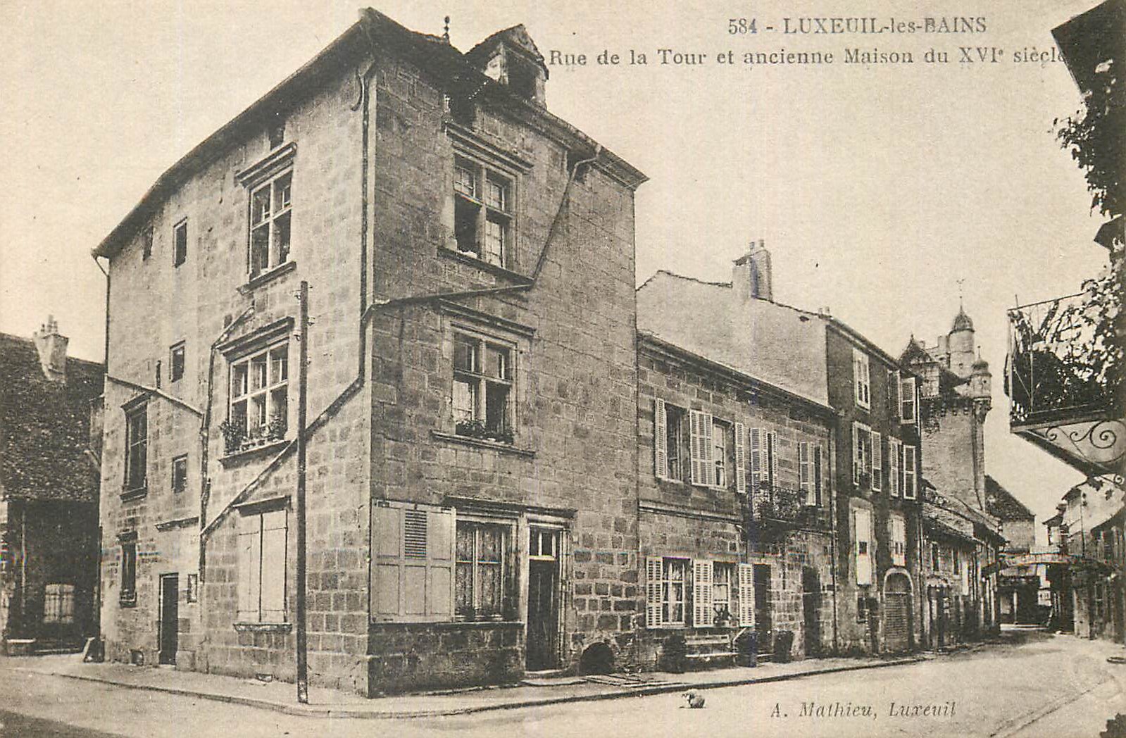 CPA Luxeuil les Bains Rue de la Tour et ancienne Maison du xvi siecle