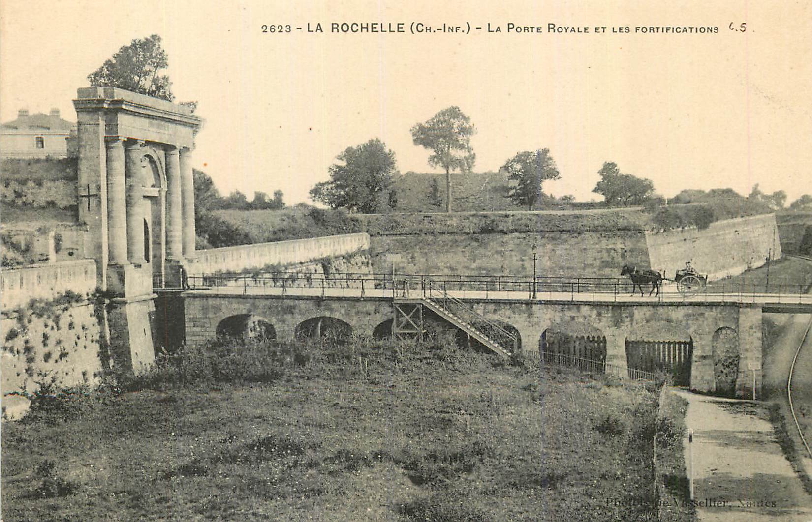 CPA La Rochelle Ch Inf La Porte Royale et les Fortifications
